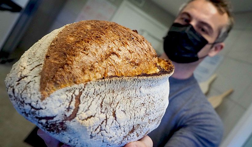 Mario Torres muestra uno de los panes que elabora para su restaurante | Foto: Sergio Méndez