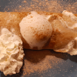 Tarta de manzana hecha en sartén con helado de leche merengada | Foto: José L. Conde