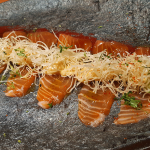 Usuzukuri de salmón, aguacate, pasta filo frita y mahonesa de maracuyá | Foto: José L. Conde