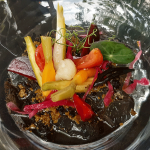 Tsukemono de verduras fermentadas con una gelatina de agua de tomate y polvo de aceitunas | Foto: José L. Conde