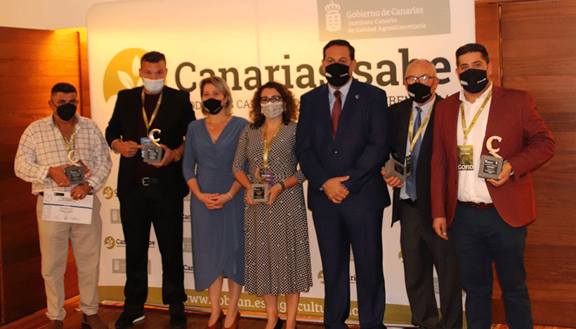 Foto de familia de los premiados en el concurso Agrocanarias