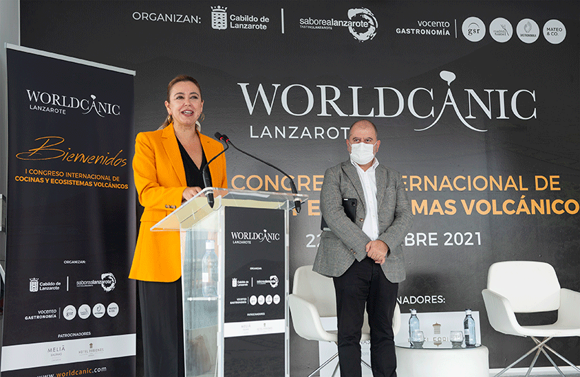 María Dolores Corujo, presidenta del Cabildo de Lanzarote, y Benjamín Lana, director general de Vocento Gastronomía