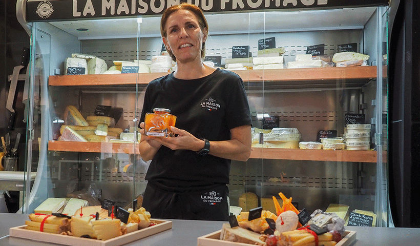 Muriel Maurin, en su tienda de quesos, con algunas de las tablas que prepara para sus clientes | Foto: Sergio Méndez