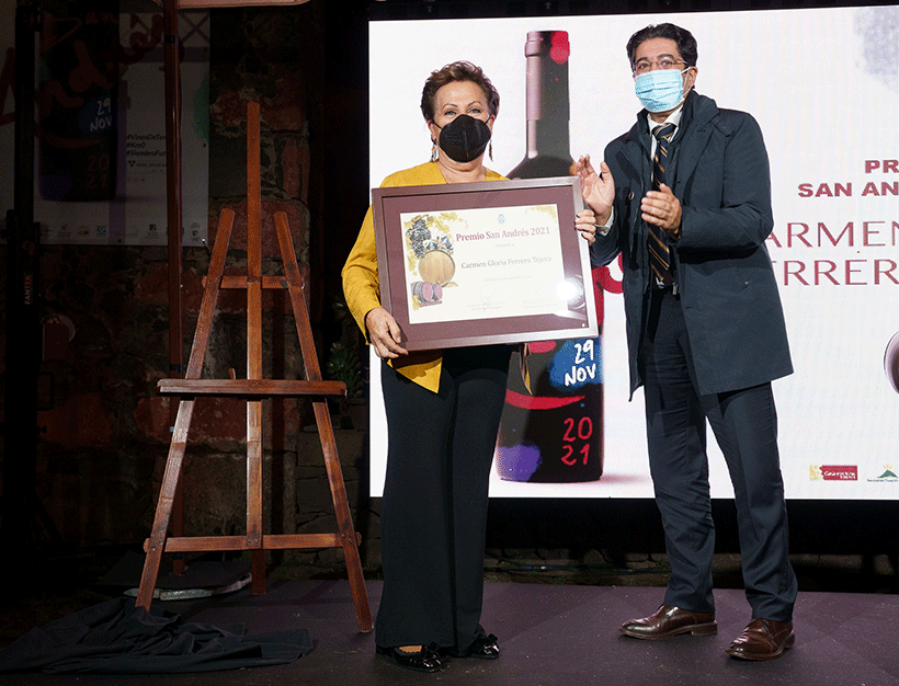 Pedro Martín entrega el premio a Carmen Gloria Ferrera
