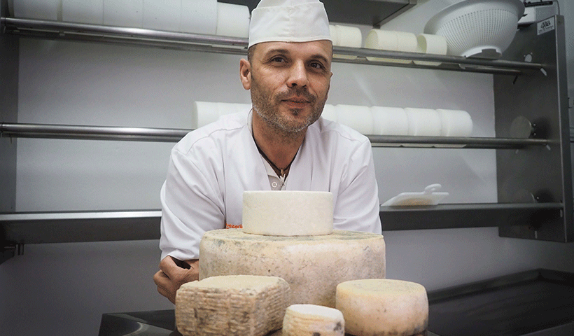Salvador Betancor, en el espacio en que elabora sus quesos | Foto: Sergio Méndez