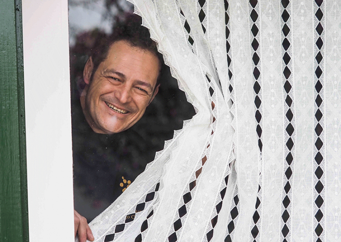 Carlos Gamonal, tras la ventana del restaurante El Drago | Foto: Sergio Méndez
