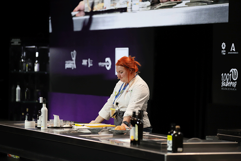 La chef de Ucrania, Ksenia Amber, durante el homenaje a su país | Foto: Óscar Chamorro