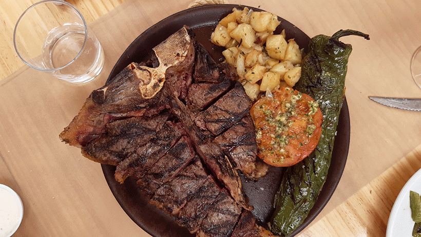 Chuletas, entrecot y solomillo conforman la oferta de carnes a la brasa | Foto: José L. Conde