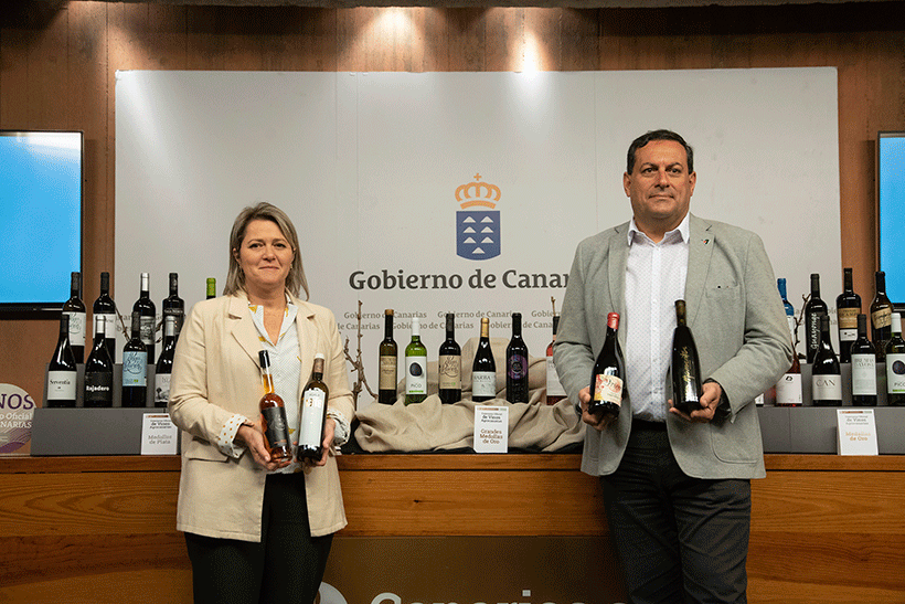Alicia Vanoostende y Basilio Pérez posan con los vinos los ganadores del Concurso AgroCanarias