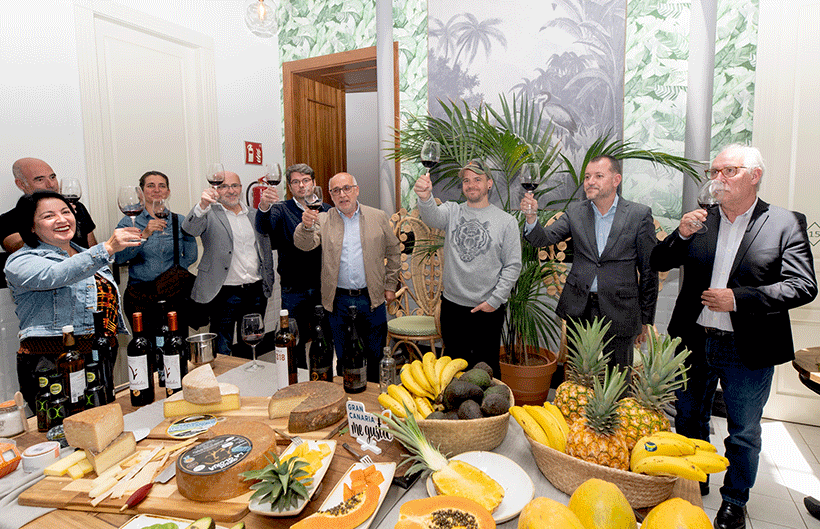 Dabiz Muñoz brinda con representantes del Cabildo de Gran Canaria | Foto: Cabildo de Gran Canaria