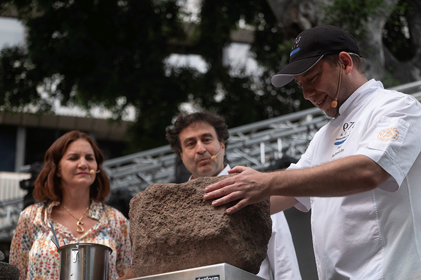 Vallejo-Nájera y Rodríguez miran con asombro la piedra usada para hacer los mojos | Foto: Fran Pallero