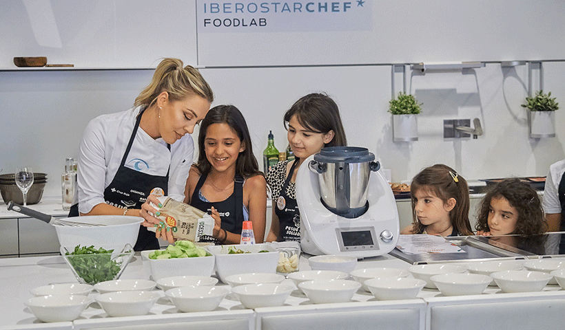 Luna Zacharias, finalista de Master Chef 8, con algunos de los pequechef que participaron en el taller | Foto: Ashotel
