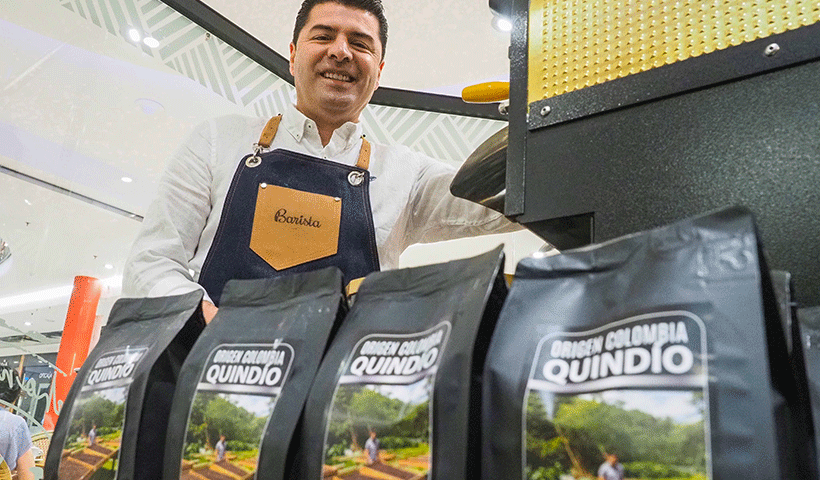 Mario Gil, junto a algunas de las variedades de café, todas de Colombia | Foto: Sergio Méndez