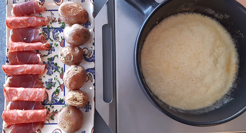 Fondue con quesos Beaufort, Abondance y Comté, papas al horno, embutidos y trozos de pan | Foto: José L. Conde