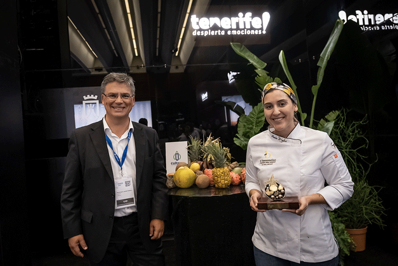 Paula Salvucci, la ganadora del concurso, junto a Javier Parrilla, consejero de Agricultura, Ganadería y Pesca del Cabildo de Tenerife | Foto: Luz Sosa