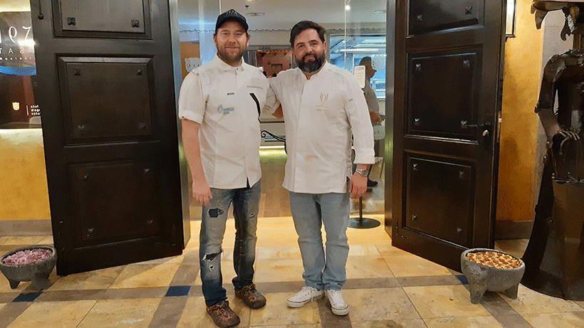 Diego Schattenhofer (i) y Juanlu Fernández posan a la entrada del restaurante | Foto: José L. Conde
