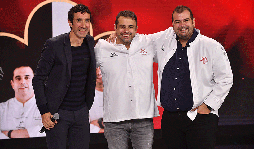 Juan Carlos y Jonathan Padrón junto a Eneko Atxa, que anunció la segunda Estrella Michelin para El Rincón de Juan Carlos | Foto: Guía Michelin