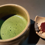 Té matcha, que preparan según el ritual japonés, y petit fours | Foto: José L. Conde
