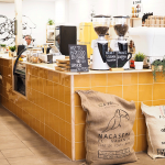 Imagen del local, donde se ofrecen 45 preparaciones diferentes con café | Foto: Sergio Méndez