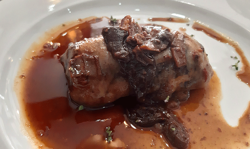Manitas de cerdo rellenas de foie y setas con salsa de ceps de El Duende del Fuego | Foto: José L. Conde