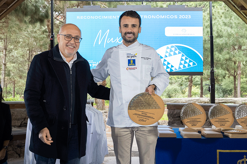 Borja Marrero, del restaurante Muxgo, junto al presidente del Cabildo de Gran Canaria