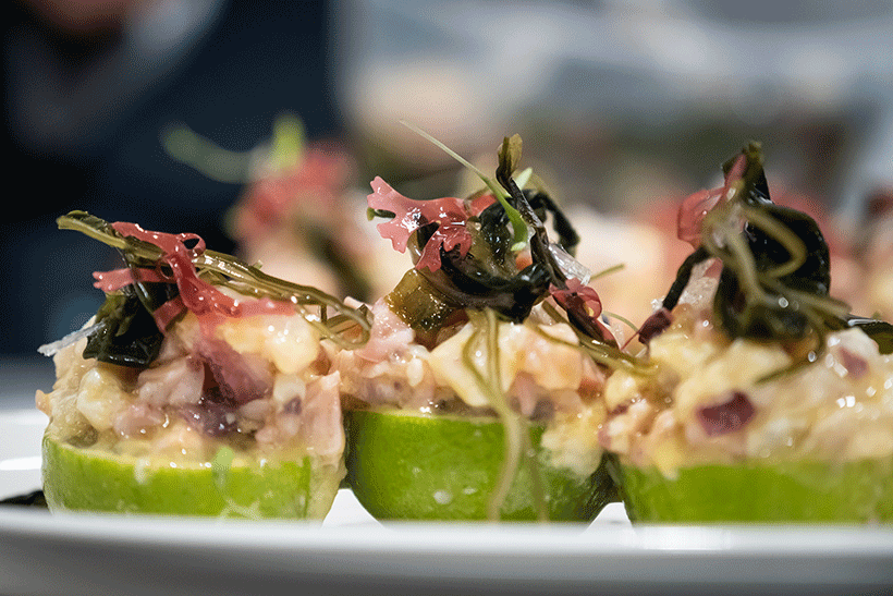 Ceviche sobre lima de medregal, cabeza de pulpo local y huevas de salmón de Elías Rodríguez. Restaurante El Bejeque | Foto: Luz Sosa