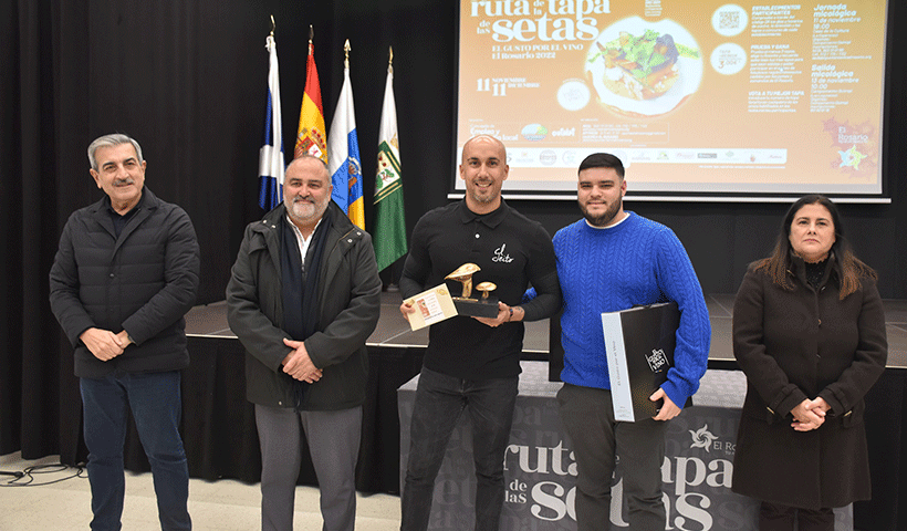 El vicepresidente del Gobierno canario, Román Rodríguez, y el alcalde, Escolástico Gil, junto a los ganadores
