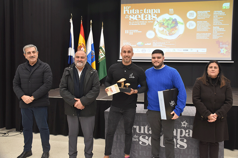 El vicepresidente del Gobierno canario, Román Rodríguez, y el alcalde, Escolástico Gil, junto a los ganadores