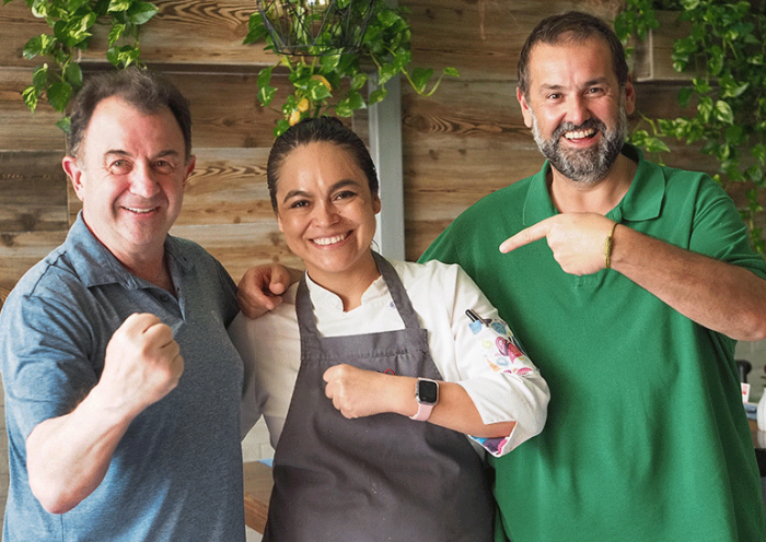 Martín Berasategui y David de Jorge posan junto a Rosalía Díaz, chef del restaurante Qapaq | Foto: Sergio Méndez