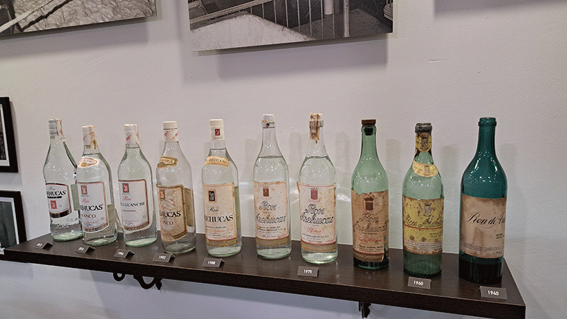 Botellas de Ron Arehucas desde 1940 hasta la actualidad | Foto: José L. Conde