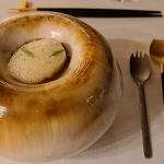 Calamar atlántico, dashi de cebolla tostada y aire de mantequilla de miso | Foto: José L. Conde