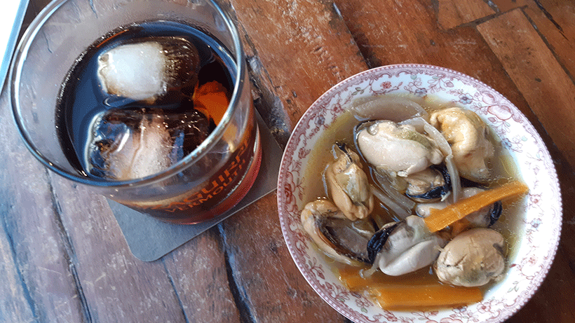 El vermú y los mejillones de aperitivo que se podían degustar en muchos bares | Foto: José L. Conde