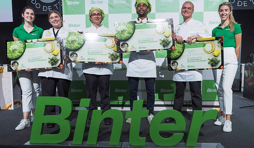 Los ganadores del Campeonato de Jóvenes Cocineros posan sonrientes tras conocer la decisión del jurado | Foto: Sergio Méndez