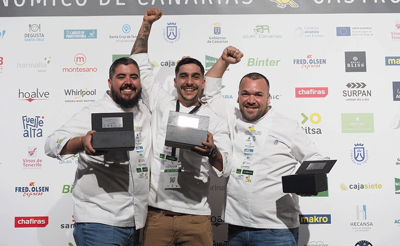 Los tres ganadores del Campeonato de Cocina, felices tras recibir el premio | Foto: Sergio Méndez