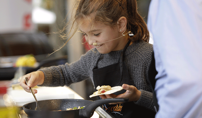 Una niña cocina en el congreso San Sebastián Gastronomika | Foto: Coconut