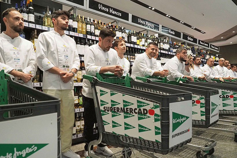 Los cocineros, a punto de realizar sus compras en el supermercado de El Corte Inglés | Foto: Sergio Méndez