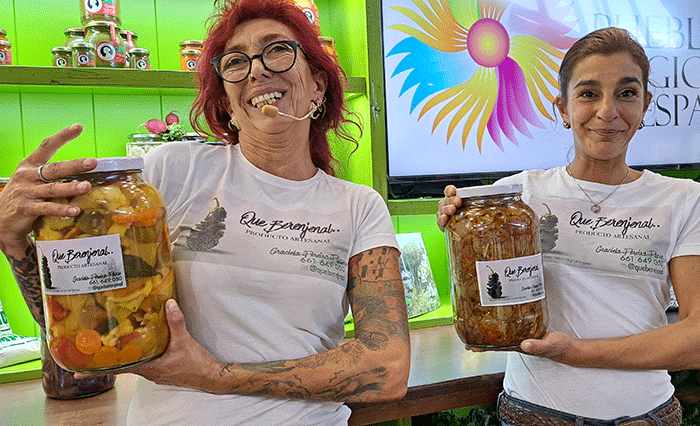 Graciela Pereira (i) y una amiga con los frascos de sus verduras encurtidas | Foto: José L. Conde