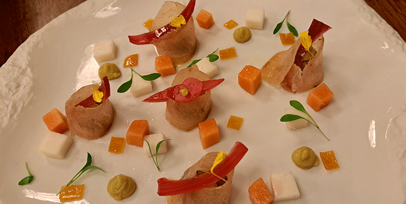 Carpaccio de medregal al mojo rojo, milhoja de batata, emulsión de aguacate picante, queso blanco de Anaga y cebolla roja encurtida | Foto: José L. Conde