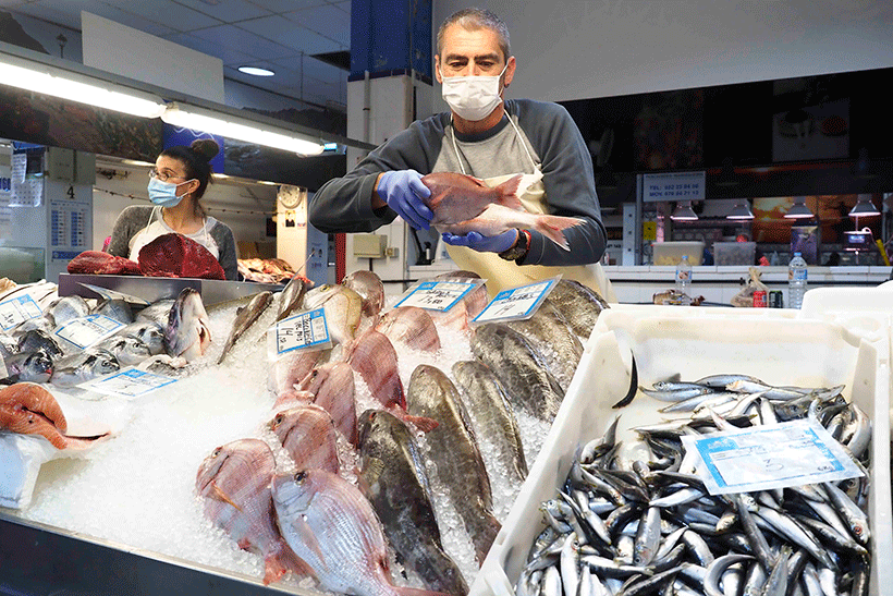 Puesto de pescado en La Recova de la capital tinerfeña | Foto: Sergio Méndez
