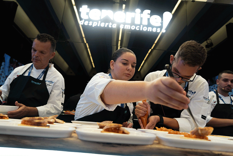 Los cocineros preparan el almuerzo para los invitados al espacio del Cabildo de Tenerife