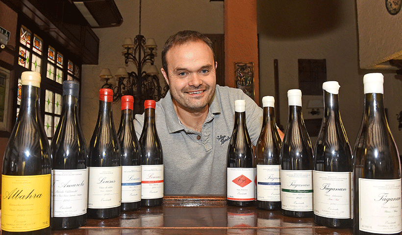 Roberto Santa posa junto a algunos de los vinos que elabora | Foto: Sergio Méndez
