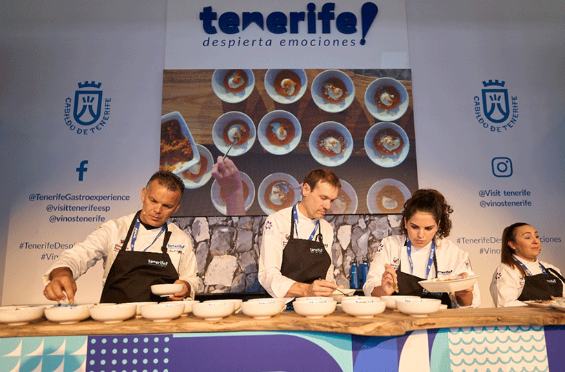El equipo de cocineros que lidera Juan Carlos Clemente (i) prepara la comida en el stand de Tenerife en Madrid Fusión 