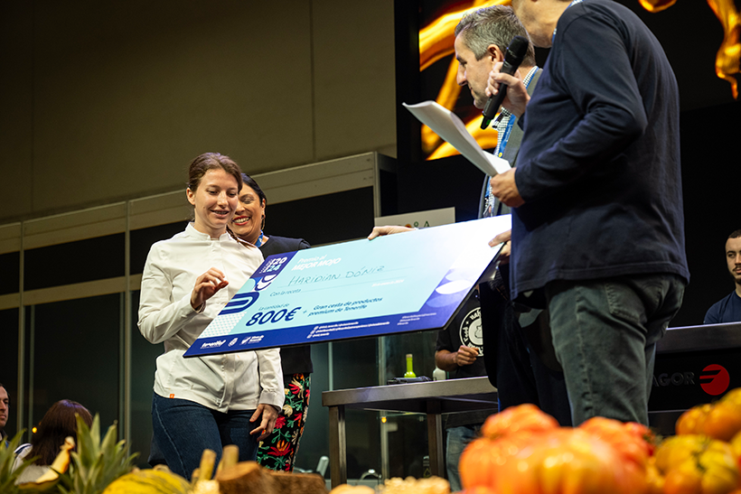 Haridian Dóniz recoge el premio tras ganar el Concurso de Mojos | Foto: Madrid Fusión