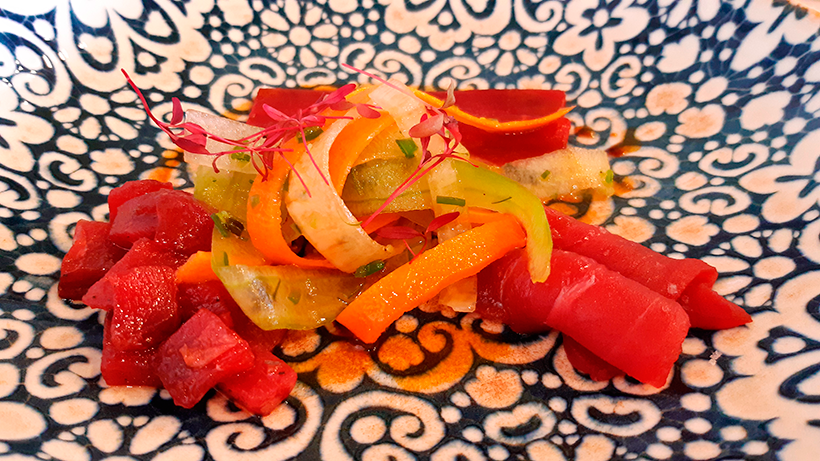 Ensalada de sashimi de tataky de tarantelo con nuestro encebollado, uno de los platos de El Ancla | Foto: José L. Conde