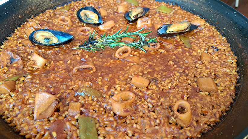 Arroz abanda tradicional con fondo de pescado y marisco, calamares, sepia y judía verde | Foto: José L. Conde