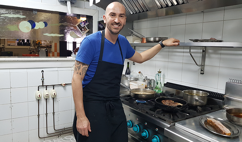 Braulio Simancas, en la cocina de su restaurante, Silbo Gomero | Foto: José L. Conde