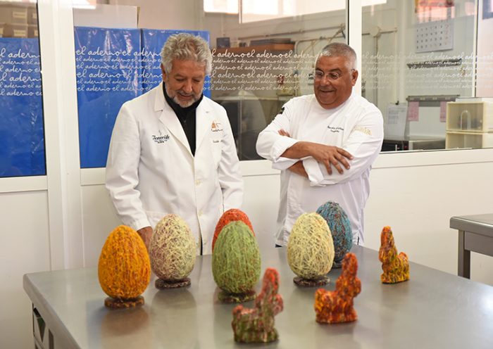 Juan Gopar (i) y Teobaldo Méndez, en el obrador de El Aderno con los primeros Ovillos de Chocolate