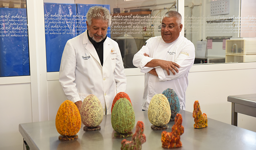 Juan Gopar (i) y Teobaldo Méndez, en el obrador de El Aderno con los primeros Ovillos de Chocolate