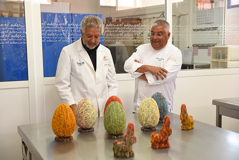 Juan Gopar (i) y Teobaldo Méndez, en el obrador de El Aderno con los primeros Ovillos de Chocolate | Foto: Rodríguez