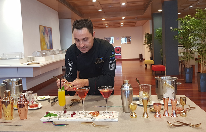 Lafuente prepara un cóctel en el Hotel Escuela de Santa Cruz | Foto: José L. Conde